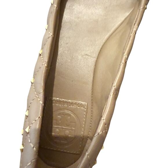 Tory Burch Kaitlin Taupe Gold Cap Toe Studded Medallion Slip On Ballet Flats 6.5 - Picture 8 of 9